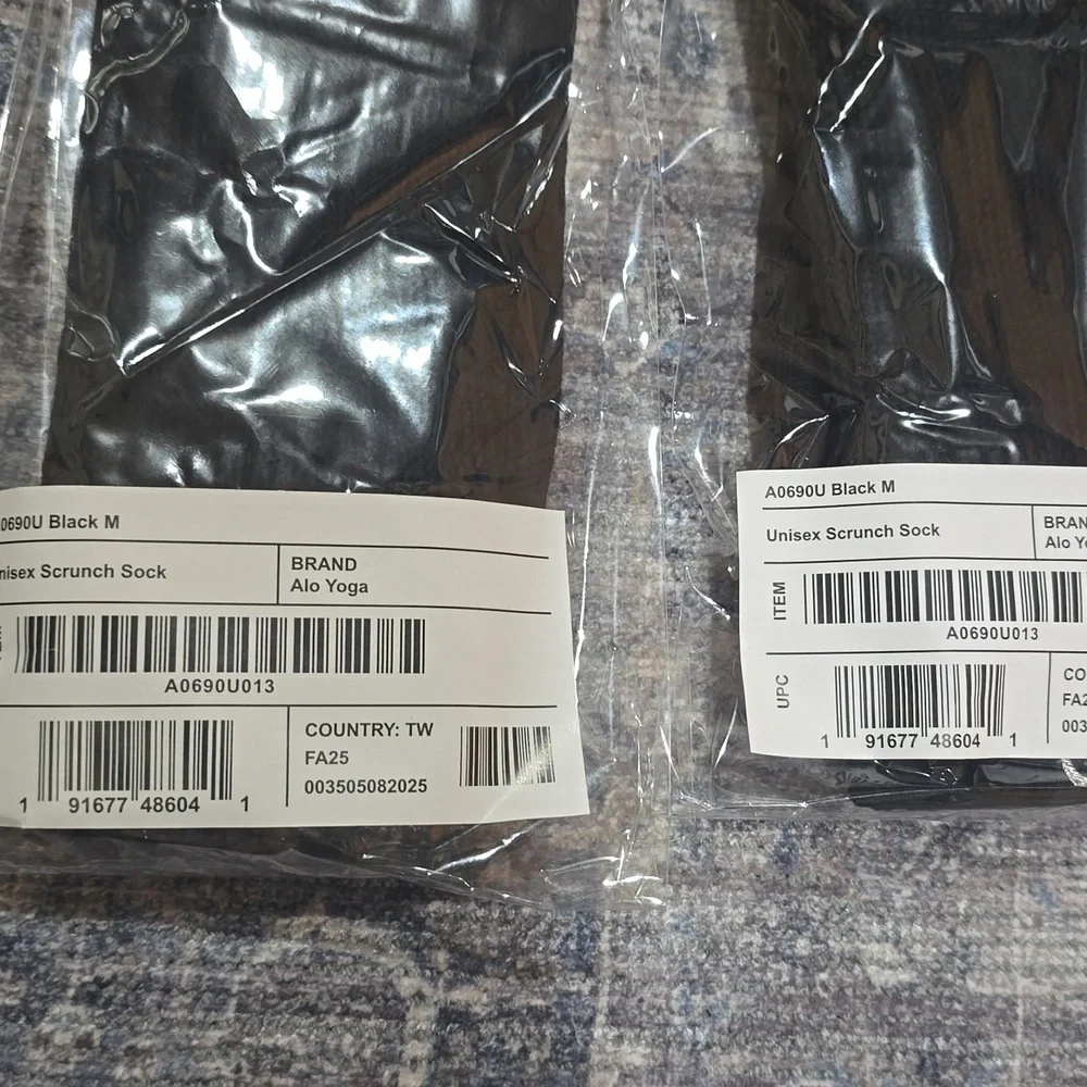 ALO Yoga Scrunch Sock Unisex - Black - Medium - Two Pairs - Picture 3 of 8